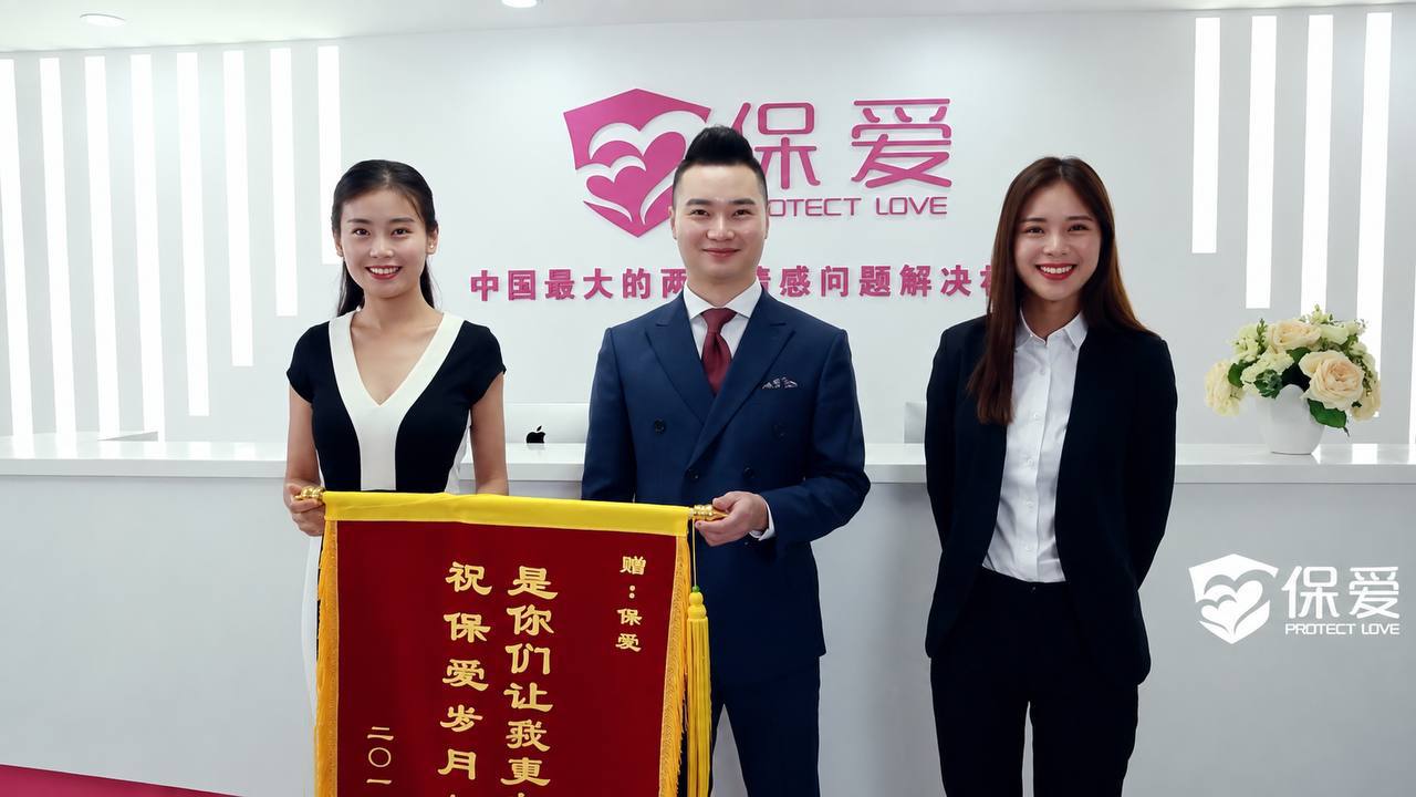 客户赠旗合影